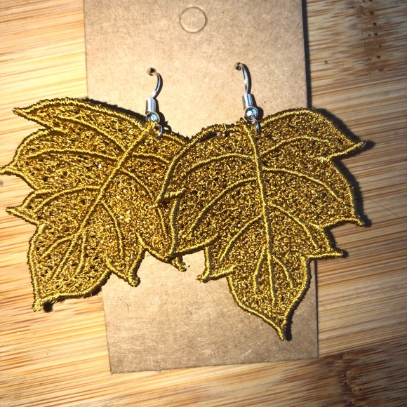 Lace leaf embroidered earrings - Picture 4 of 5